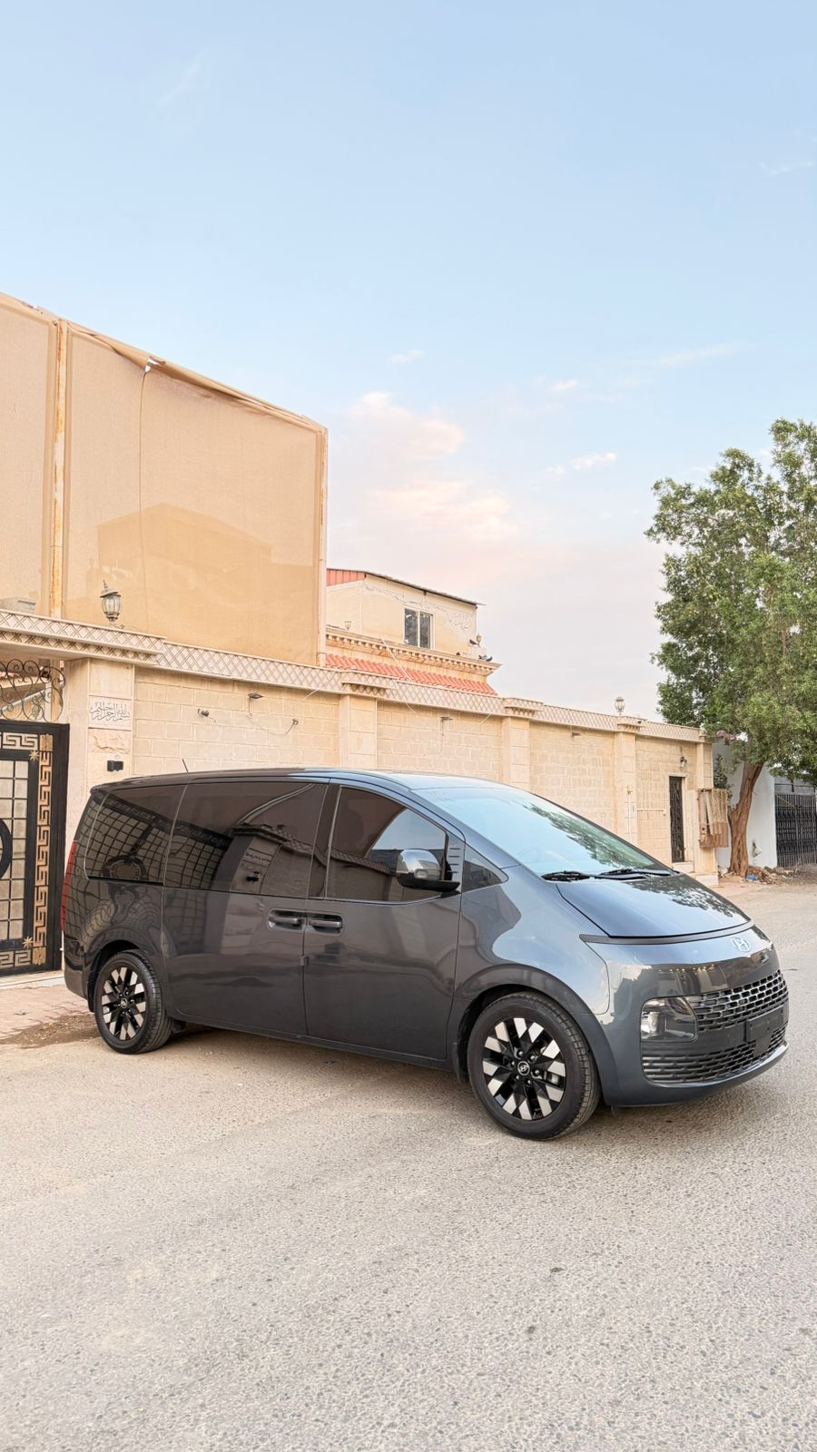 Staria 5-7 person booking for makah madian umrah travel with umrah taxi traveler